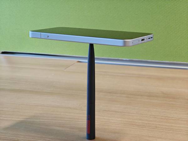 蔣奇明單手旋轉(zhuǎn)一加13T新機(jī)：輕薄得單手握持無(wú)壓力