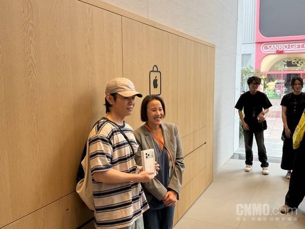 iPhone 17系列開售 南京東路店首位顧客選了Pro Max