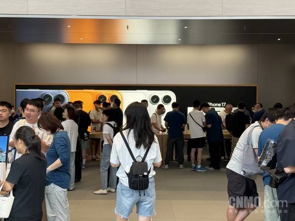 iPhone 17系列開售 南京東路店首位顧客選了Pro Max