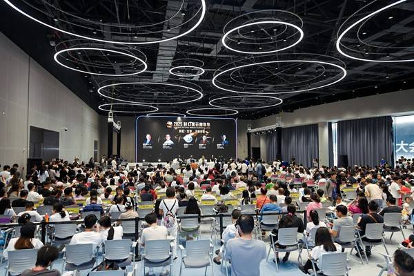 榮耀AI智能體YOYO高情商對談劉慈欣 Magic8系列或迎大招