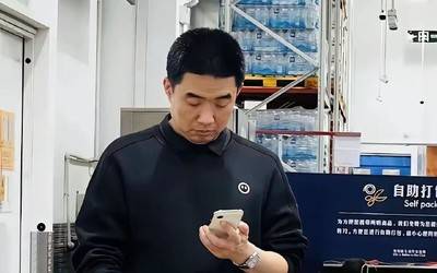 李想夫妇山姆购物被偶遇全程使用iPhoneAir超薄手机