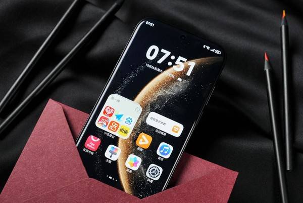 轻薄与实力并行，华为Mate 70 Air今日开售：办公娱乐场景体验拉满