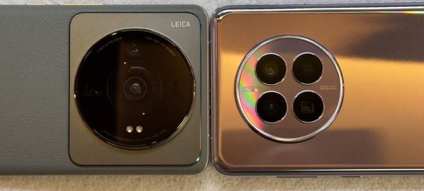 小米12S Ultra（左）