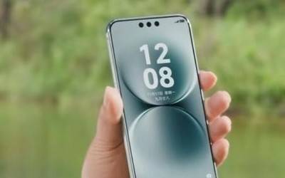 余承东公布华为Mate80ProMax外观！三挖孔直屏设计