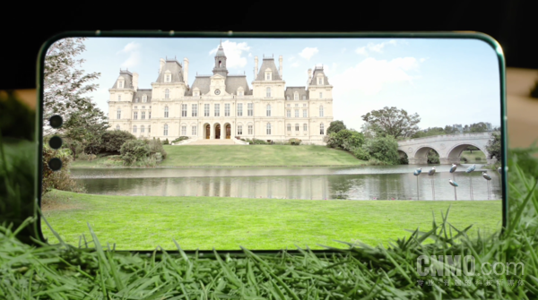 余承东公布华为Mate80 Pro Max外观！三挖孔直屏设计