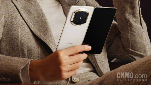 轻薄、可靠、AI体验全面升级 华为Mate X7正式开售 再次一机难求