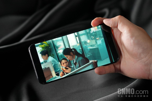 不用再在大屏和轻薄间纠结 华为Mate 70 Air轻松拿捏 薄你满意！